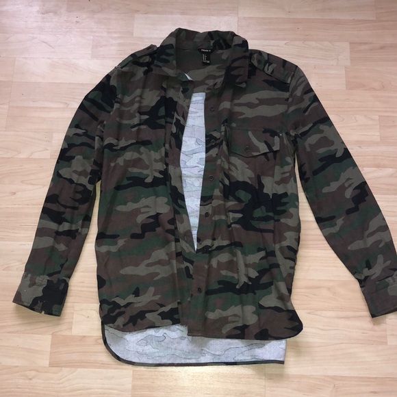 Forever 21 Tops - Camo button down👏